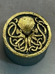 Магическая свеча "Амулет Ктулху", освященная магом Балтазаром